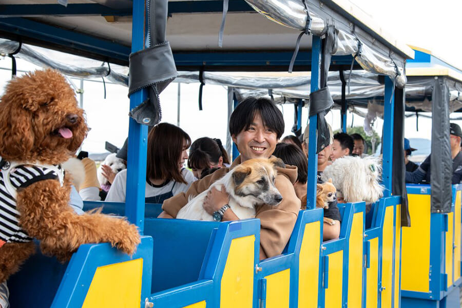 ソレイヌトレインに乗る犬と人