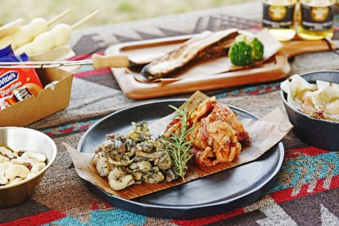 机に並ぶBBQの料理