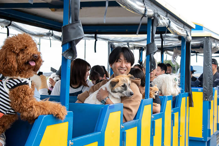 ソレイヌトレインに乗る犬と人